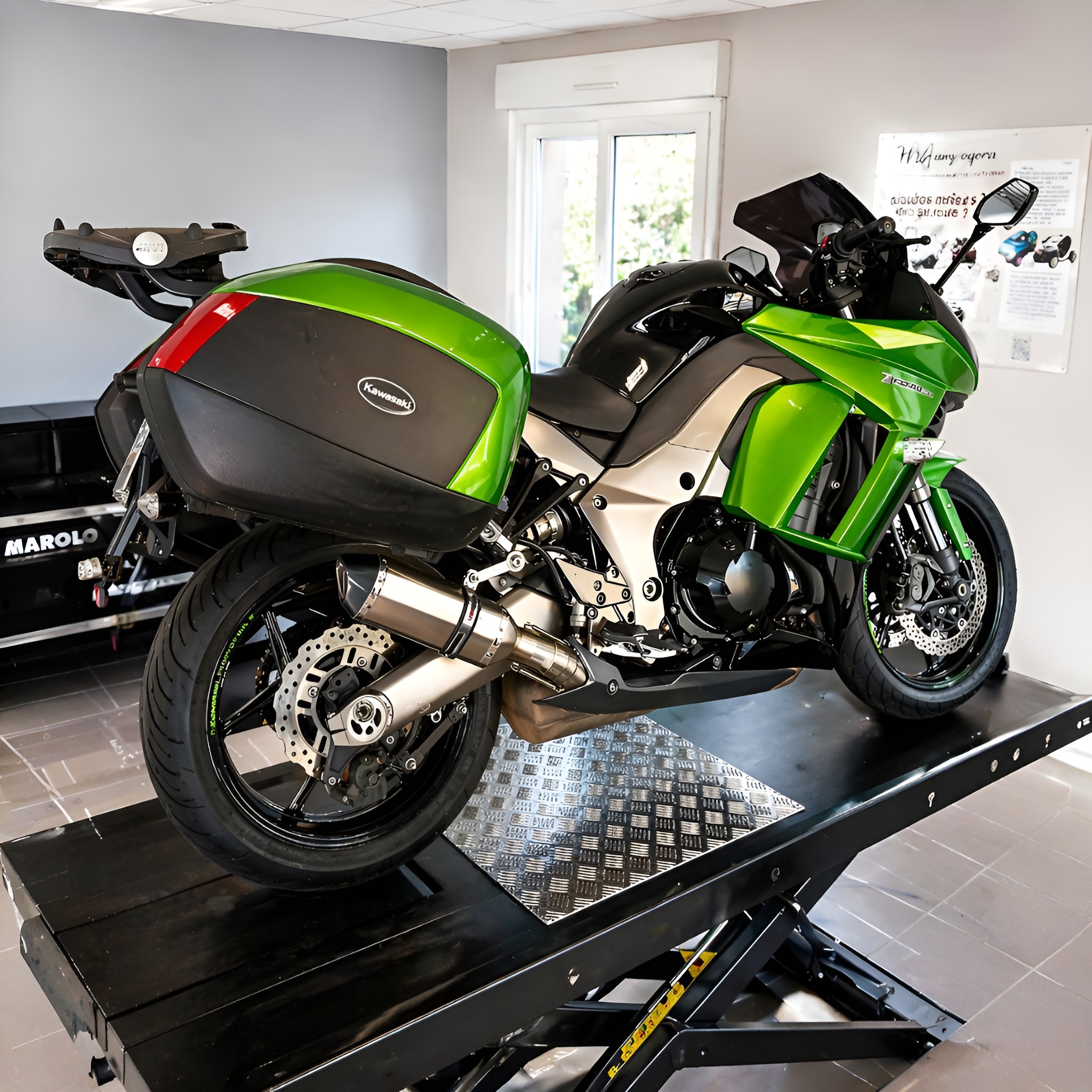 Moto verte de tourisme posée sur une plateforme de contrôle technique dans un atelier professionnel lumineux.